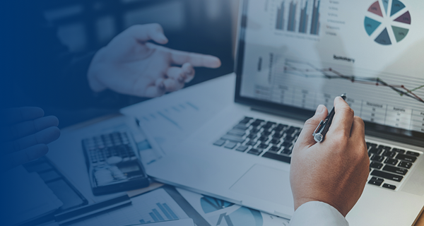 チャートが表示されたノートPC